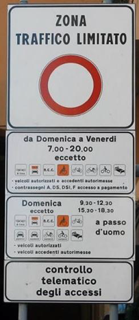 Verkeersborden bij de entree van de ZTL in Bologna
